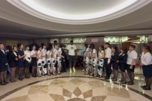 头套卡!莱昂纳德和酒店工作人员羞涩合影 头套卡!莱昂纳德和酒店工作人员羞涩合影