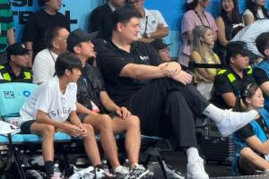 姚明&邓超观战AUBA决赛 两位NBA老板蔡崇信&何猷君也来到了现场 姚明&邓超观战AUBA决赛 两位NBA老板蔡崇信&何猷君也来到了现场