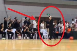 给机会不中用啊!张文逸绝杀出手走步 杜锋摸头苦笑&想伸手又收回 给机会不中用啊!张文逸绝杀出手走步 杜锋摸头苦笑&想伸手又收回