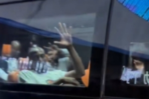 这大手太有辨识度了!莱昂纳德和球迷告别 在车内伸出巨掌挥手 这大手太有辨识度了!莱昂纳德和球迷告别 在车内伸出巨掌挥手