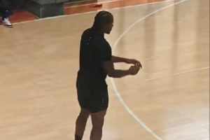 网友偶遇莱昂纳德:我也是好上了 看到小卡在广州秘密训练! 网友偶遇莱昂纳德:我也是好上了 看到小卡在广州秘密训练!