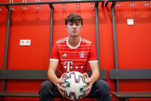 德天空：拜仁小将哈维尔-费尔南德斯恢复有球训练，有望10月复出