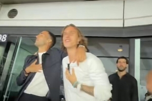 梅里诺、卡拉菲奥里一起看酷玩演唱会,合唱《Viva La Vida》 梅里诺、卡拉菲奥里一起看酷玩演唱会,合唱《Viva La Vida》