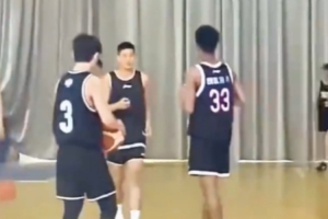 探长:彰华非现身广州龙狮俱乐部基地 身穿队服参与训练 探长:彰华非现身广州龙狮俱乐部基地 身穿队服参与训练