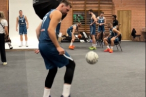 不愧是皇马出来的!东契奇在拍定妆照时秀起了颠球 不愧是皇马出来的!东契奇在拍定妆照时秀起了颠球