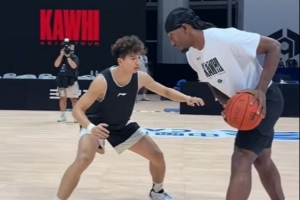 满满的干货!广州小将张文杰向小卡请教防守 后者耐心指导 满满的干货!广州小将张文杰向小卡请教防守 后者耐心指导