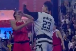 贾诚退役后打起野球 近日在场上与对手起冲突并带有挥拳动作 贾诚退役后打起野球 近日在场上与对手起冲突并带有挥拳动作