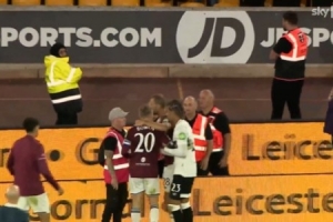 心态崩了!西汉姆新赛季开局3连败,队长鲍文与球迷爆发冲突 心态崩了!西汉姆新赛季开局3连败,队长鲍文与球迷爆发冲突