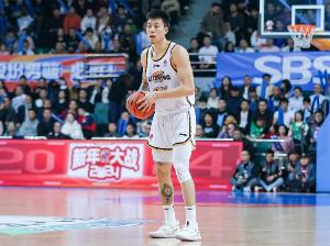 媒体人:张镇麟父亲当年在辽宁打不上球 到了上海队大杀四方 媒体人:张镇麟父亲当年在辽宁打不上球 到了上海队大杀四方