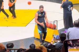 弹道偏左!库里中国行期间投三分 罕见连续四次打铁 弹道偏左!库里中国行期间投三分 罕见连续四次打铁