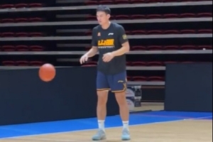 媒体人:刘东身穿山西训练服在训练师的指导下进行投篮训练 媒体人:刘东身穿山西训练服在训练师的指导下进行投篮训练