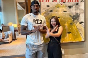 媒体人晒与莱昂纳德的合照:中国功夫卡 🙇 媒体人晒与莱昂纳德的合照:中国功夫卡 🙇