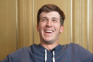 快问快答二选一 里夫斯:我特别喜欢炒饭 会选高尔夫球&酱油&龙 快问快答二选一 里夫斯:我特别喜欢炒饭 会选高尔夫球&酱油&龙