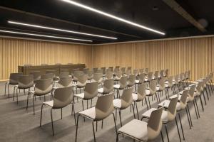 邮报:曼联发布会办公桌坏了十多年,卡灵顿翻新后终于换成新的 邮报:曼联发布会办公桌坏了十多年,卡灵顿翻新后终于换成新的