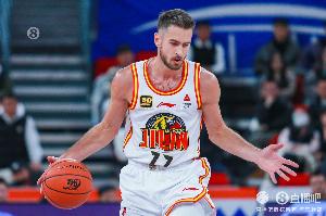 迷失欧锦赛!基兹林克8中1&三分5中0 得7分4板2断3帽 正负值-13 迷失欧锦赛!基兹林克8中1&三分5中0 得7分4板2断3帽 正负值-13