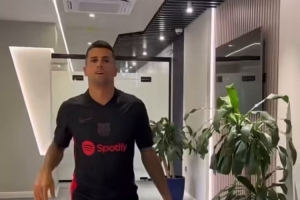 时尚穿搭，坎塞洛身穿巴萨球衣抵达利雅得新月训练场