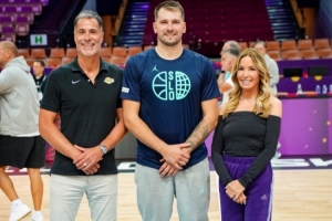 湖人总裁珍妮-巴斯和总经理佩林卡现身波兰 探班东契奇 湖人总裁珍妮-巴斯和总经理佩林卡现身波兰 探班东契奇