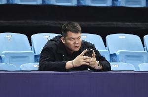 媒体人:广州为陈国豪报价550万被匹配+提交易被拒 朱总游说解套 媒体人:广州为陈国豪报价550万被匹配+提交易被拒 朱总游说解套