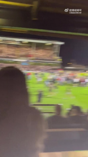 罚失关键点球的姆伯莫被冲场的格林斯比球迷嘲讽,B费保护他离开 罚失关键点球的姆伯莫被冲场的格林斯比球迷嘲讽,B费保护他离开