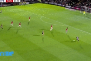 被英乙队先进球!曼联中场失误被断,第22分钟丢球 被英乙队先进球!曼联中场失误被断,第22分钟丢球