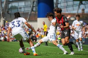 记者:亚沙里在队内训练中因碰撞受伤,情况不太乐观&将进行检查 记者:亚沙里在队内训练中因碰撞受伤,情况不太乐观&将进行检查