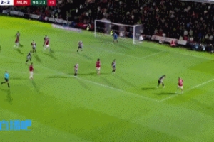 门前1米打飞😢曼联读秒绝杀机会，舍什科+德里赫特同时抢点打飞