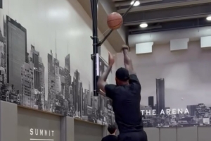 苦练投射!训练师晒詹姆斯投篮集锦:即将进入第23季的他投篮稳健 苦练投射!训练师晒詹姆斯投篮集锦:即将进入第23季的他投篮稳健