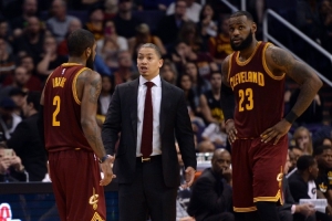 卢:当詹姆斯得知欧文被交易至绿军后 他崩溃了坐了10分钟没说话 卢:当詹姆斯得知欧文被交易至绿军后 他崩溃了坐了10分钟没说话