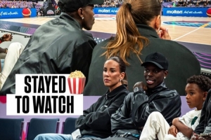 考察同组对手!结束小组首战后 施罗德与家人现场观战芬兰vs瑞典 考察同组对手!结束小组首战后 施罗德与家人现场观战芬兰vs瑞典