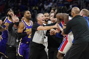 大将军:A史密斯得报仇 建议在湖人打活塞时偷袭然后交给斯图尔特 大将军:A史密斯得报仇 建议在湖人打活塞时偷袭然后交给斯图尔特