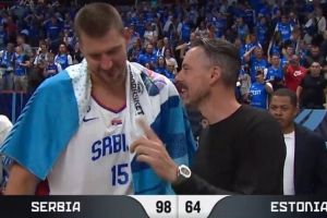 给球队头号球星捧场!掘金老板克伦克现场观看塞尔维亚欧锦赛首战 给球队头号球星捧场!掘金老板克伦克现场观看塞尔维亚欧锦赛首战