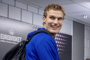 芬兰主场揭幕战即将开打!爵士晒马卡照片:如果准备好了请微笑 芬兰主场揭幕战即将开打!爵士晒马卡照片:如果准备好了请微笑