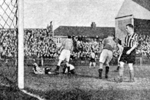 77年未曾碰面!1948年曼联1-1格林斯比,红魔队史与之16战只赢4场 77年未曾碰面!1948年曼联1-1格林斯比,红魔队史与之16战只赢4场