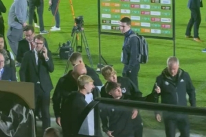 保持风度👍阿莫林联赛杯出局后与对方球迷合影 保持风度👍阿莫林联赛杯出局后与对方球迷合影