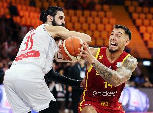 办法不多!威利-埃尔南戈麦斯7中4拿到8分5板2助 下半场得分挂蛋 办法不多!威利-埃尔南戈麦斯7中4拿到8分5板2助 下半场得分挂蛋