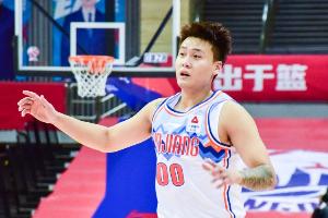 媒体人:首钢今夏一直在寻找国产后卫 新疆尊重球员意愿促成转会 媒体人:首钢今夏一直在寻找国产后卫 新疆尊重球员意愿促成转会