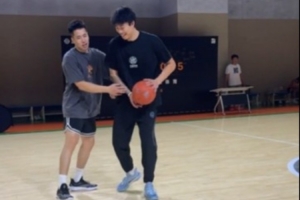 郭凯伦晒与张镇麟的单挑视频:期待下次对位 祝小兄弟顺风顺水 郭凯伦晒与张镇麟的单挑视频:期待下次对位 祝小兄弟顺风顺水