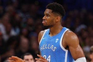 探囊取物!字母哥首节出战8分钟 6中4轻松得到8分3板 探囊取物!字母哥首节出战8分钟 6中4轻松得到8分3板