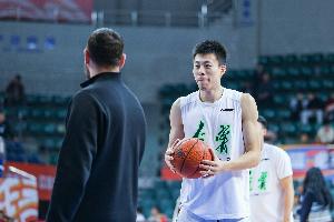 媒体人:2天之内四名当打之年的国手更换东家 CBA史上绝无仅有 媒体人:2天之内四名当打之年的国手更换东家 CBA史上绝无仅有