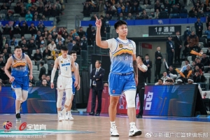 新疆感谢赵睿付出的努力与贡献 愿他延续其职业生涯的精彩表现 新疆感谢赵睿付出的努力与贡献 愿他延续其职业生涯的精彩表现