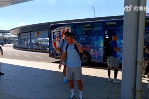 记者:吴曦、李可、谢鹏飞随申花出征武汉,路易斯未随队 记者:吴曦、李可、谢鹏飞随申花出征武汉,路易斯未随队