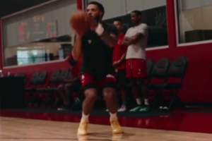 小贾也在!范弗里特晒训练视频:突破中的急停跳投和三分 小贾也在!范弗里特晒训练视频:突破中的急停跳投和三分