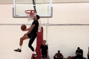 这个打几分?美媒晒拉文胯下换手扣篮:他依旧能跳 这个打几分?美媒晒拉文胯下换手扣篮:他依旧能跳