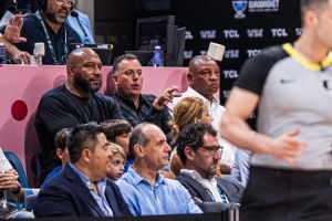 字母哥率希腊首战意大利 里弗斯&哈姆&雄鹿GM现场看球 字母哥率希腊首战意大利 里弗斯&哈姆&雄鹿GM现场看球