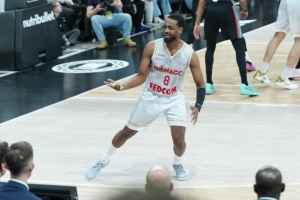 这也太准了!洛伊德14中9&7记三分球轰下32分 正负值+18 这也太准了!洛伊德14中9&7记三分球轰下32分 正负值+18