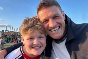 英媒:一对格林斯比死忠球迷父子更改度假计划去看球队与曼联比赛 英媒:一对格林斯比死忠球迷父子更改度假计划去看球队与曼联比赛