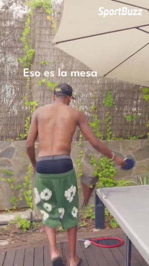 裤子快掉地上了!亚马尔打乒乓球学习爆冲😂 裤子快掉地上了!亚马尔打乒乓球学习爆冲😂