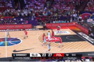 💀窒息!东契奇被波兰球员拿头防守顶离地 末节还被怼倒在地 💀窒息!东契奇被波兰球员拿头防守顶离地 末节还被怼倒在地