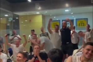 太开心了!欧冠主场抽到皇马,凯拉特球员激动呐喊、抱头不敢相信 太开心了!欧冠主场抽到皇马,凯拉特球员激动呐喊、抱头不敢相信