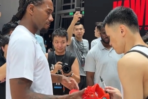 李观洋社媒晒与小卡同场竞技视频:很难描述他张开手防守时多夸张 李观洋社媒晒与小卡同场竞技视频:很难描述他张开手防守时多夸张